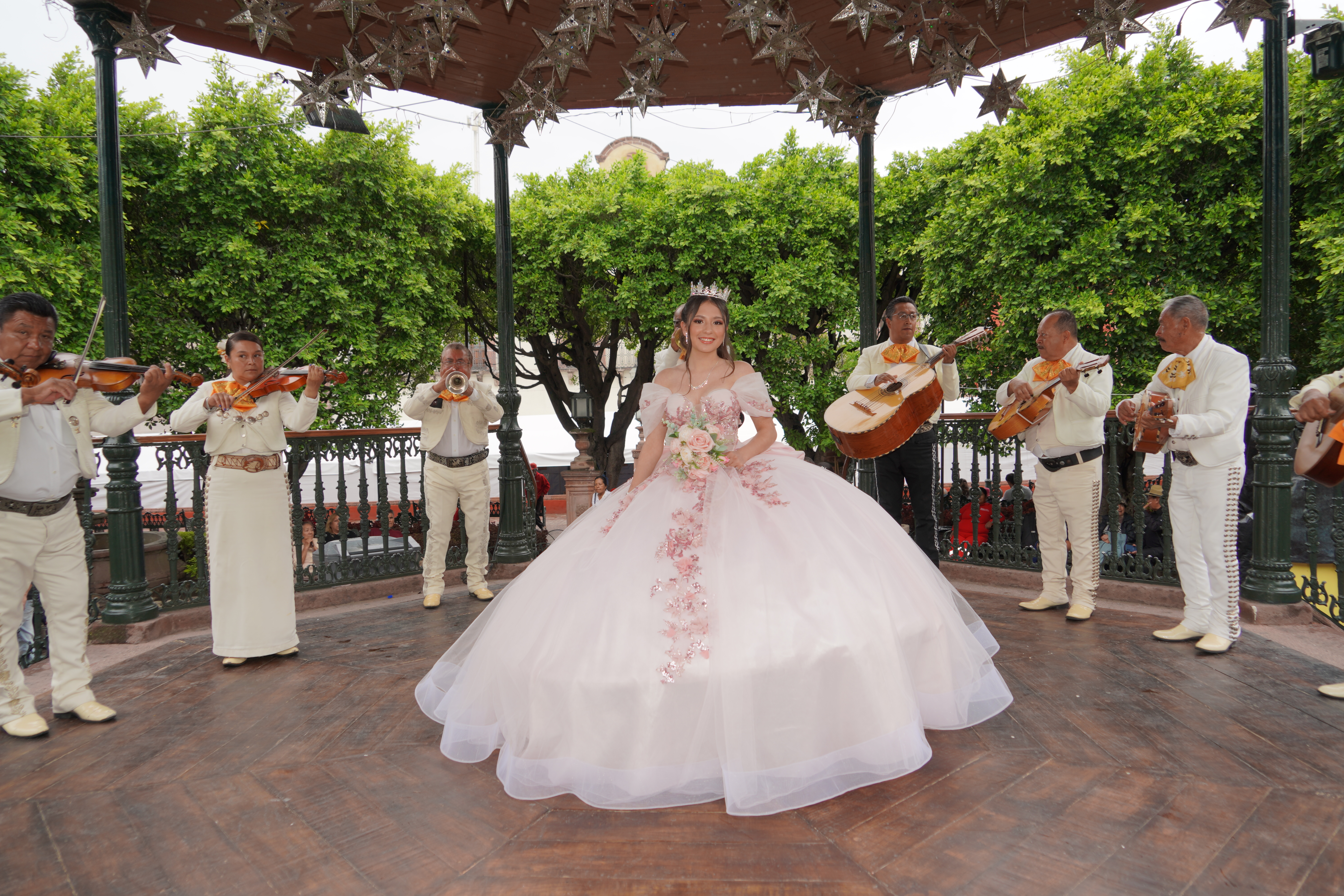 Valeria acompañada por un mariachi