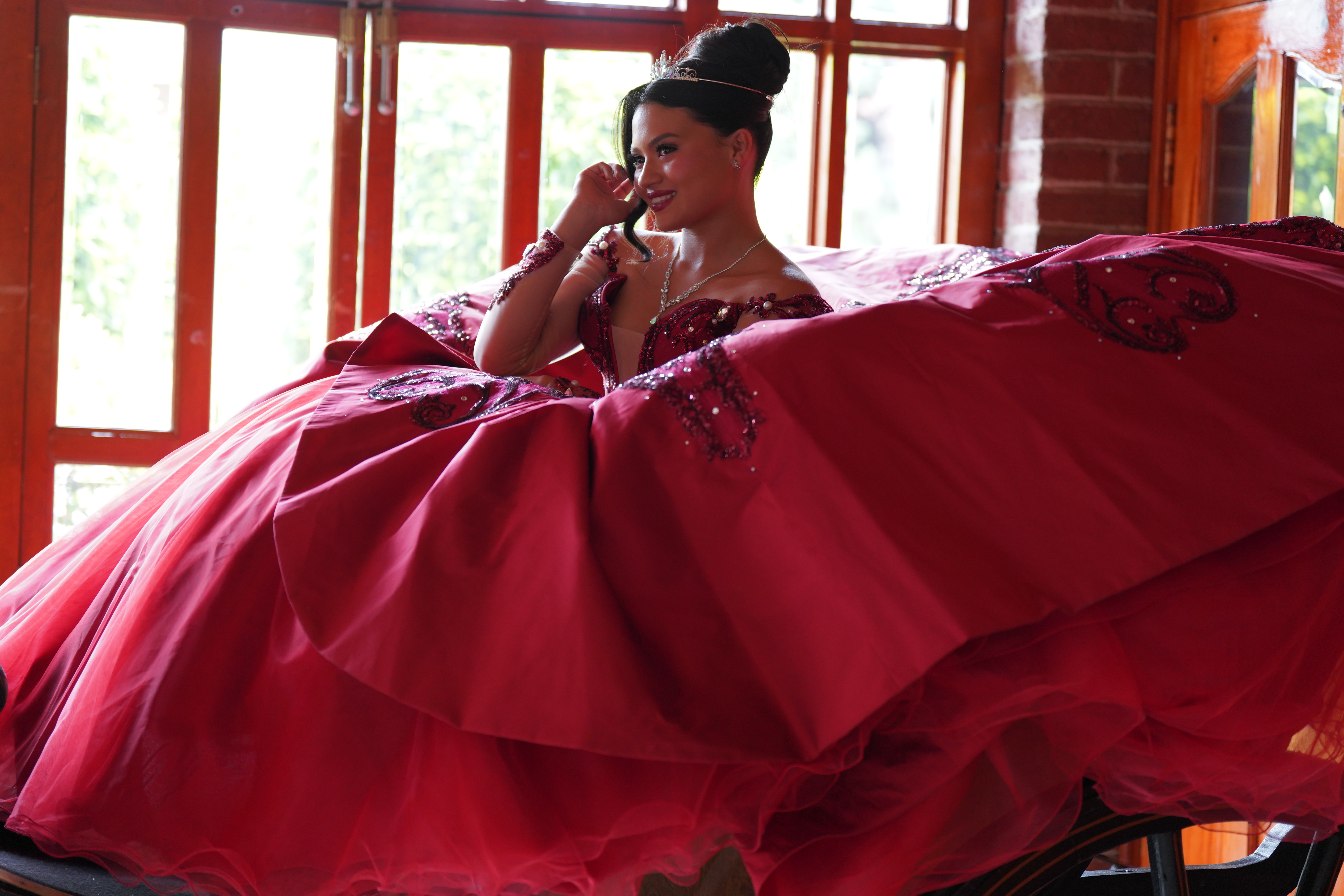 Ximena con su vestido rojo en una composición amplia