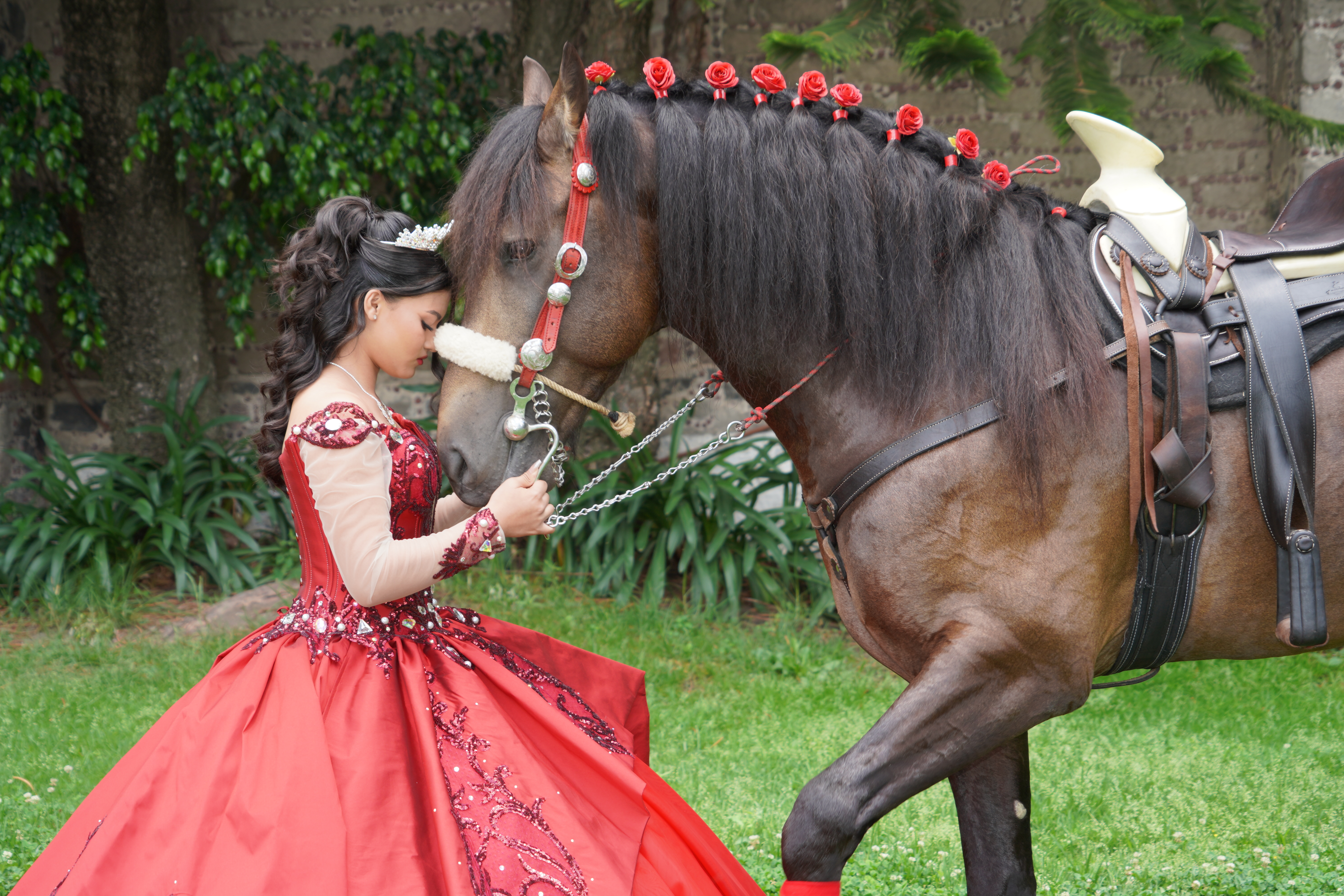 Ximena posando junto a un caballo